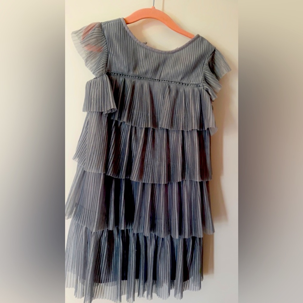Girl dress worm once, it was small for my daughter, very good condition.